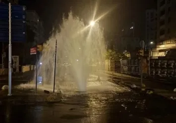 Kadıköy’de su borusu patladı! İBB’nin vurdumduymazlığı: Su 5 saat boyunca cadde ve sokaklara aktı