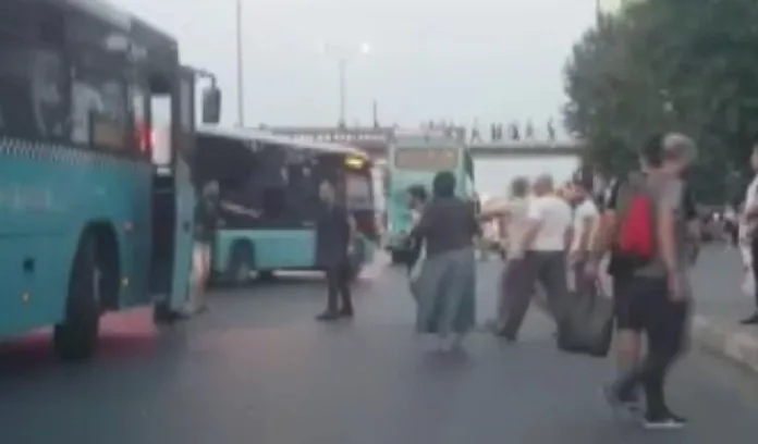 Kargo kamyonu, halk otobüsüne çarptı ortalık karıştı! Yolcular otobüs şoförünü dövdü - 1