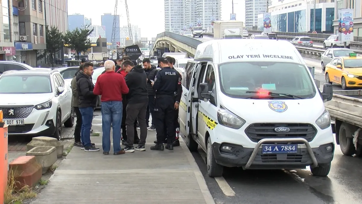 Banka önünde pusu kurdular! Çanta sahibi kurşun yağdırdı