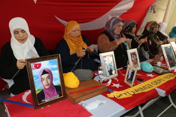 Diyarbakır anneleri depremzedeler için atkı ve bere örüyor - 2