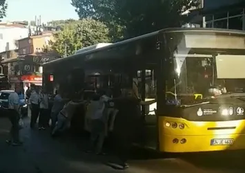Üsküdar'da klasik İETT arızası! Enkazı ittirmek yine vatandaşa kaldı
