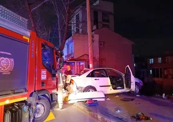 Bursa'da korkunç kaza! Kontrolden çıkan otomobil korkuluklarda asılı kaldı
