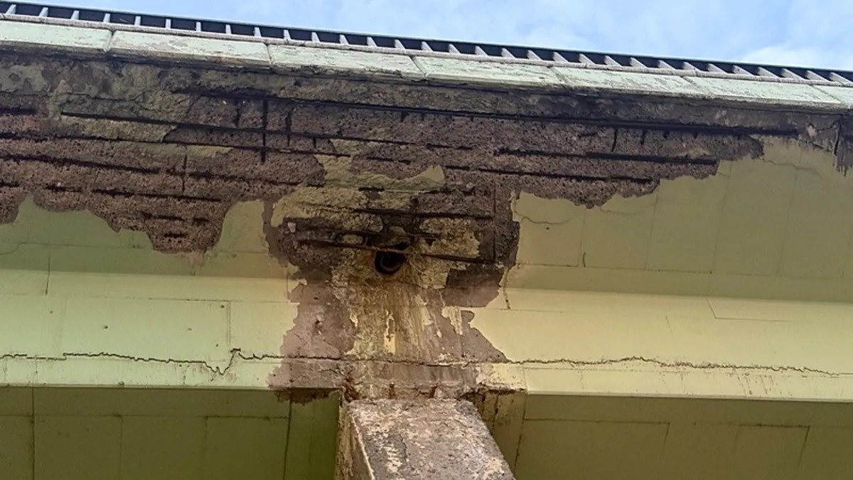 Esenyurt'ta her gün binlerce aracın geçtiği Balıkyolu Köprüsü tehlike saçıyor! Betonları döküldü paslı demirler çıktı