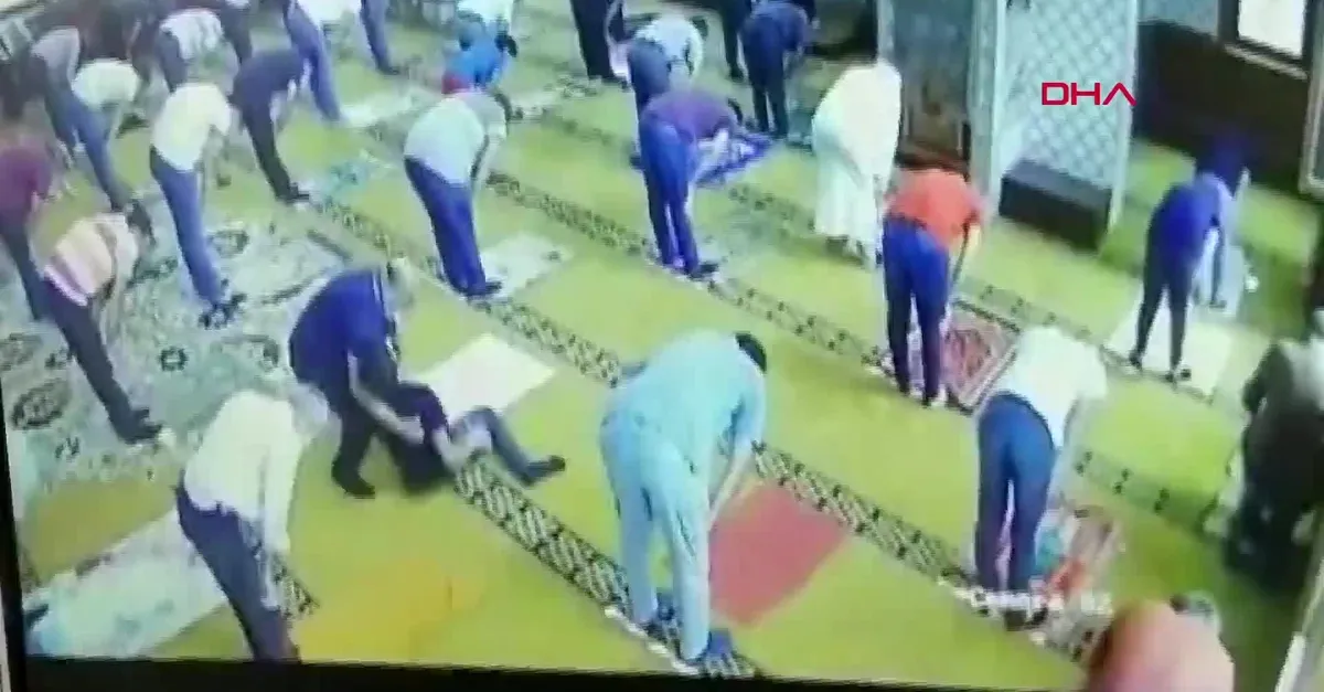 Cuma namazı kılan genç aniden düştü!