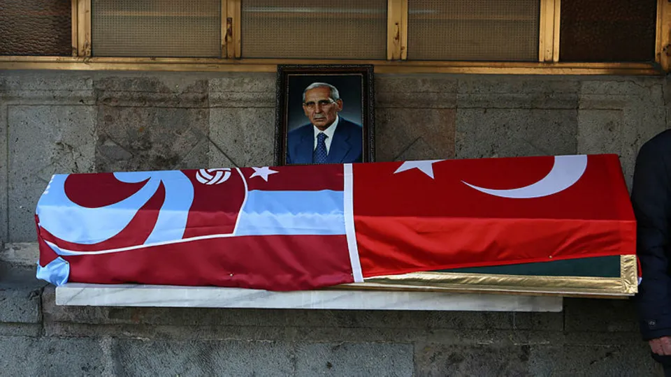 Son dakika | Türk futbolunun efsane ismi Özkan Sümer son yolculuğuna uğurlandı