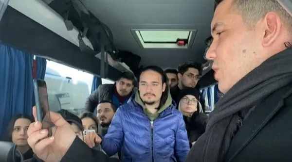 disisleri-bakani-mevlut-cavusoglu-tahliye-edilen-vatandaslarimizla-gorustu-kardeslerimizin-hepsini-getirecegiz-1645894636423.jpg Dışişleri Bakanı Mevlüt Çavuşoğlu, tahliye edilen vatandaşlarımızla görüştü: Kardeşlerimizin hepsini getireceğiz - 1