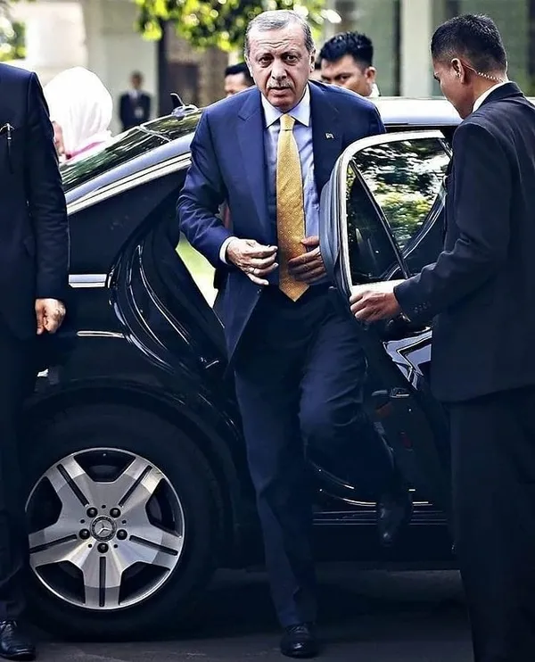 hadsizligini-zirveye-tasidi-chpli-ozgur-ozel-baskan-recep-tayyip-erdogana-tehditler-savurdu-1650912453353.jpg Son dakika: AK Parti Sözcüsü Ömer Çelik'ten CHP'li Özgür Özel'e çok sert tepki: Hiç kimse Cumhurbaşkanımızı tehdit edemez - 3