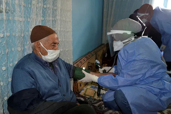 Sağlık çalışanları Muş'un köylerindeki yaşlılara hizmet götürdü - 4