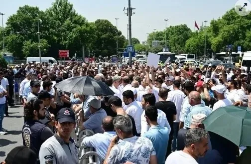 iett-soforlerine-ibbden-sus-talimati-konusma-yasagi-getirildi-1718140438730.jpg İETT şoförlerine İBB'den "sus" talimatı! Konuşma yasağı getirildi | 15 Haziran'da kontak kapatacaklar - 1