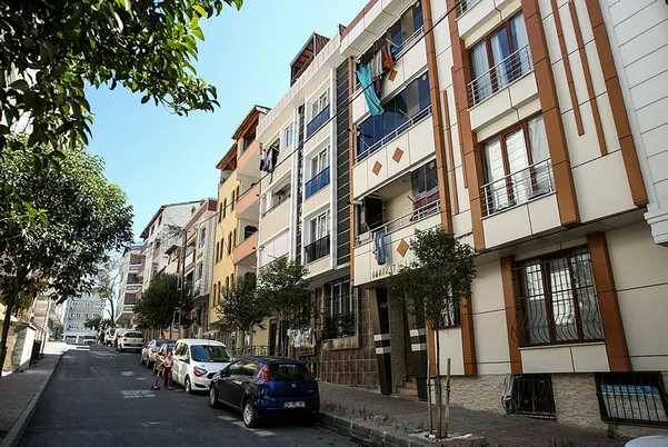 İstanbul’da eşiyle kavga eden kişi otomobilinin camlarını böyle kırdı - 2