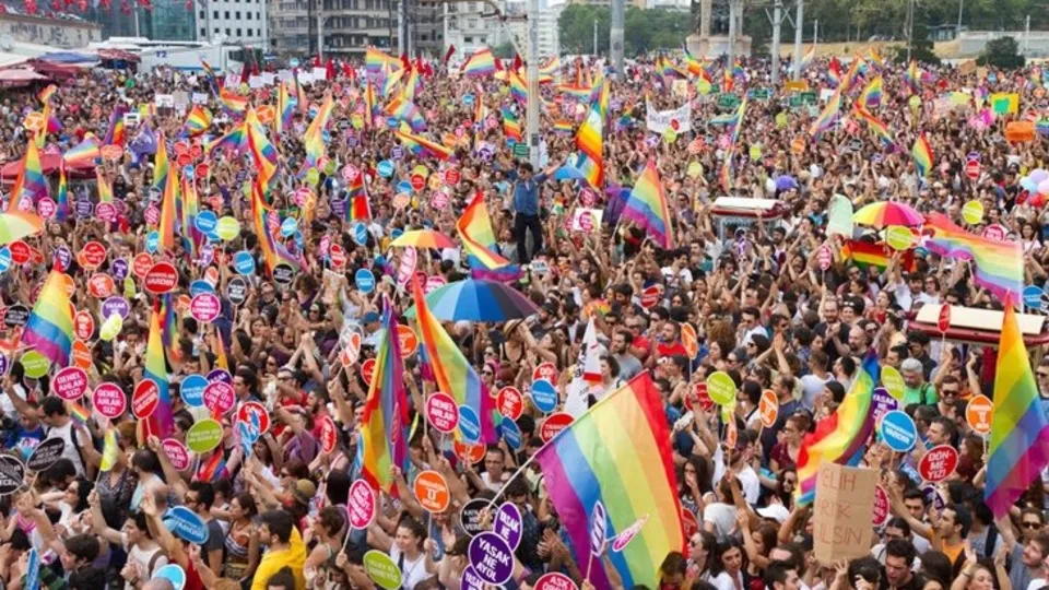 Cinsiyetsizlik tuzağına dikkat! LGBT salgına dönüşüyor: En kritik dönem ergenlik