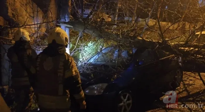 İstanbul’da beklenen yağış başladı! Şimşekler geceyi aydınlattı 7