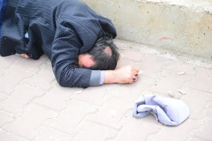 Adana’da sokağa çıkma yasağında, aşırı alkollü vatandaş kaldırımda sızdı