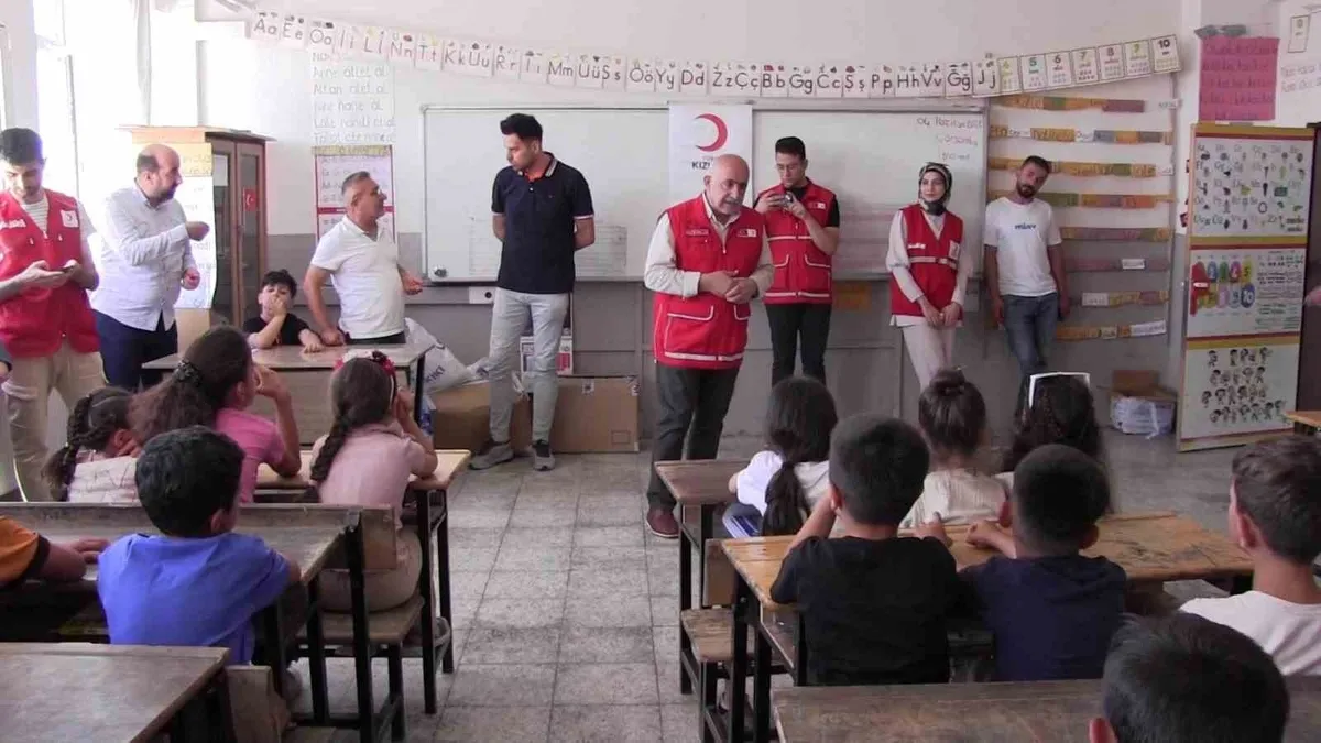Kızılay'ın yardım eli çocuklara uzandı