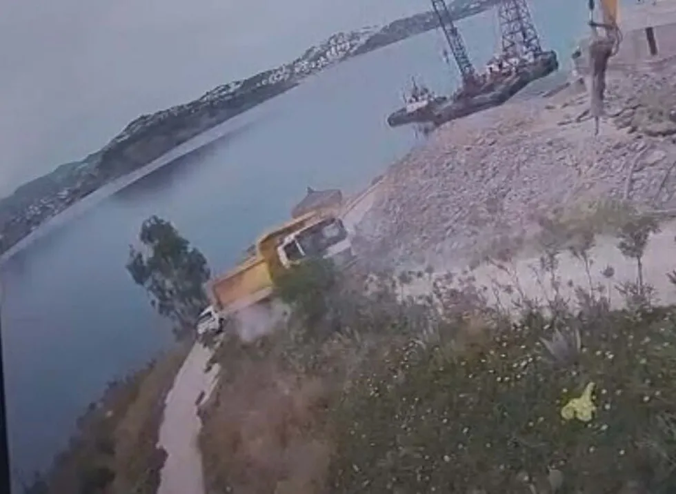 Bodrum’da facianın eşiği! Hafriyat kamyonu denize askıda kaldı: 2 yaralı - 3