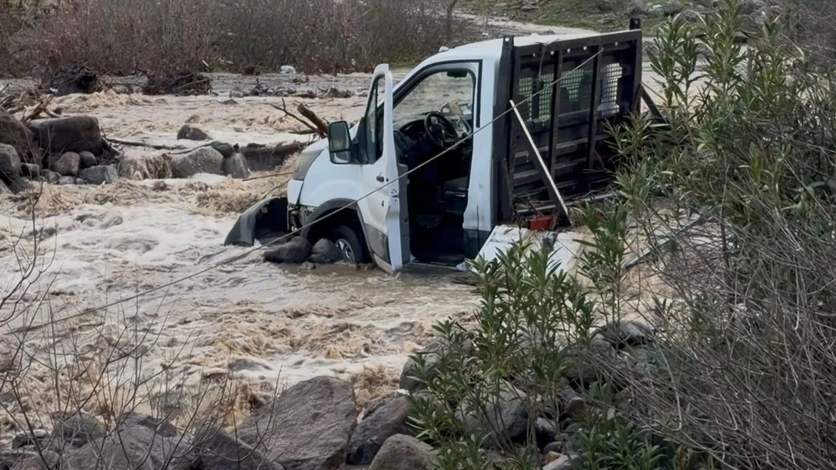 İzmir'de sağanak dehşete neden oldu! Derede mahsur kalan 3 kişi kurtarıldı