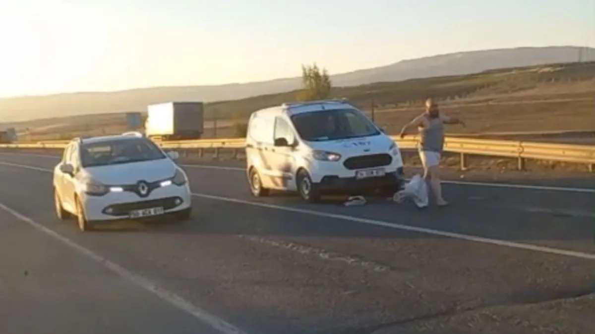 Erzurum'da garip anlar: Araçların üzerine atlayıp camları kırdı
