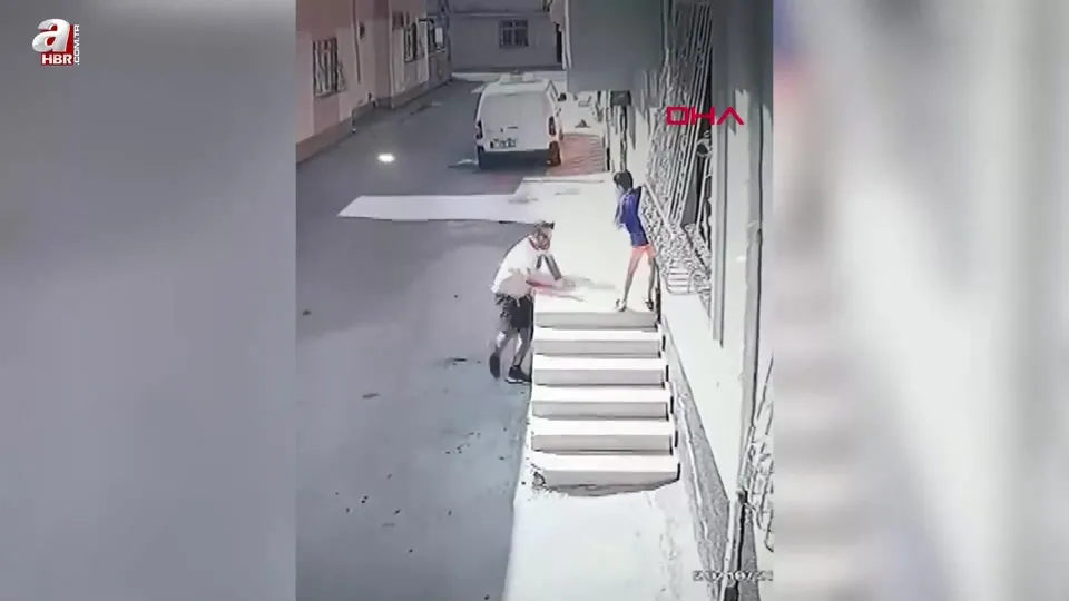 Kovaladığı çocuğu ayak bileğinden tutup yere fırlattı