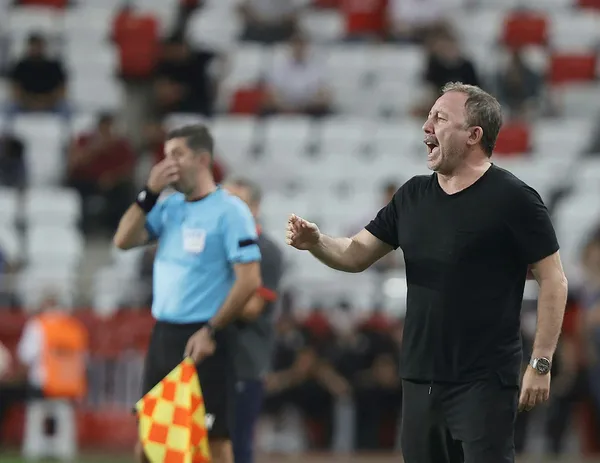 besiktas-teknik-direktoru-sergen-yalcindan-ajax-maci-oncesi-sakatlik-aciklamasi-pjanic-de-forma-giyemeyecek-1632522343407.jpg Beşiktaş Teknik Direktörü Sergen Yalçın'dan Ajax maçı öncesi sakatlık açıklaması! Pjanic de forma giyemeyecek - 4