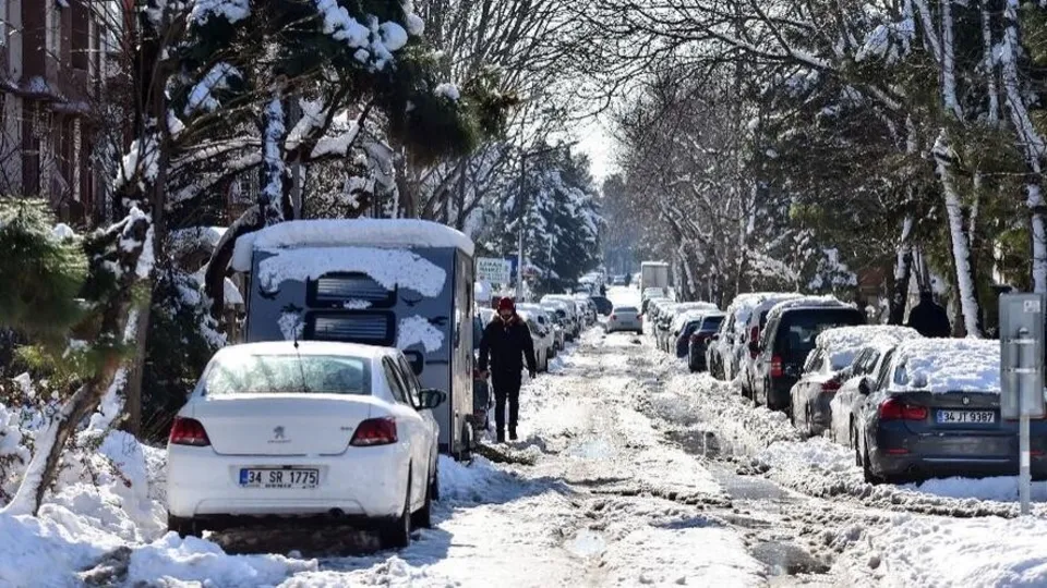 İstanbul'da kar gitti çilesi kaldı! Vatandaşlar büyük zorluk çekiyor