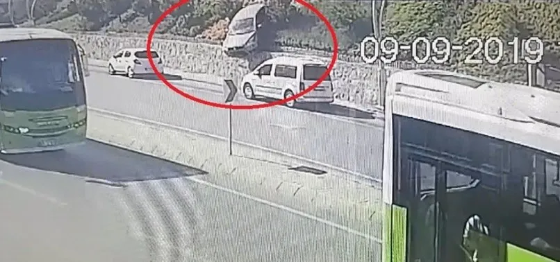 Yoldan çıkan otomobil 20 metre yükseklikten uçtu