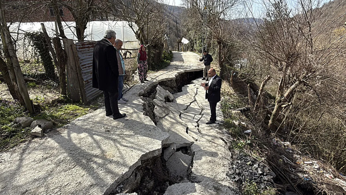 Bartın'da heyelan nedeniyle yol çöktü