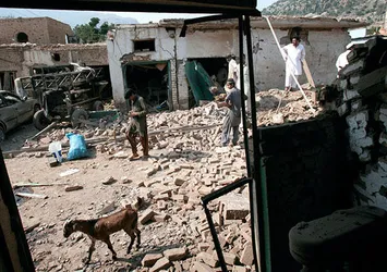 Taliban'dan askeri üsse saldırı