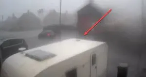 Fırtına karavanı böyle devirdi