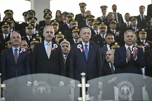 polis-meslek-yuksekokullari-mezuniyet-toreni-baskan-erdogan-ile-endonezyali-komiser-yardimcisi-arasinda-ilginc-1690405273758.jpg