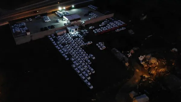 Onlarca sıfır otomobil otoparkta bekliyor! - 1