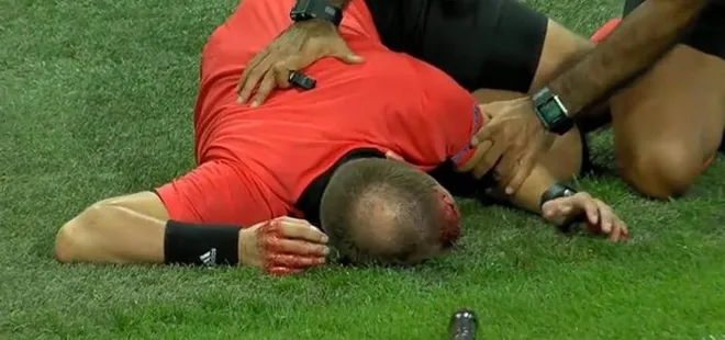 Sturm Graz ile AEK maçında saha karıştı