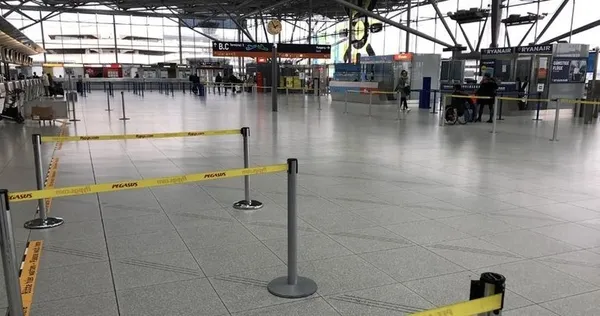 berlinde-havalimani-calisanlari-greve-gitti-yuzlerce-ucus-iptal-edildi-1682342575191.jpg Berlin'de grev: Yüzlerce uçuş iptal edildi - 2