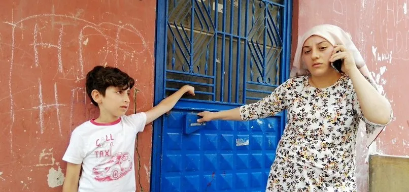 Esenyurt’ta bir kadın, hırsızlar kaçmasın diye kapıyı sıkıca tutup polisi aradı