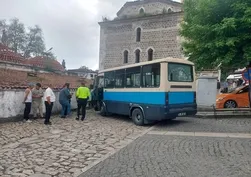Safranbolu’da freni boşalan dolmuş tarihi çarşıya daldı