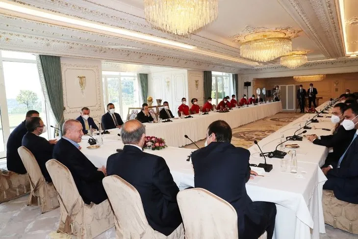 Başkan Erdoğan Euroleague ve Türkiye Basketbol ligi şampiyonu Anadolu Efes'i kabul etti