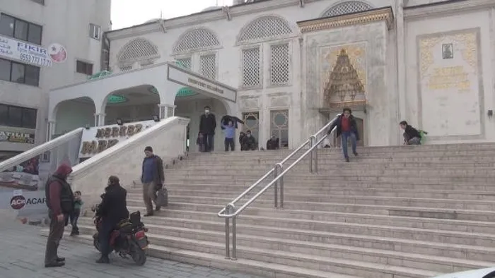 Diyanet İşleri Başkanlığının önlemlerine aldırmadılar! Cami avlusunda namaz kıldılar - 2