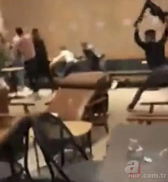 Gaziantep’te kafe savaş alanına döndü! Masa ve sandalyeler hava uçuşurken kavgayı bacak bacak üstüne atıp izleyen genç sosyal medyanın diline düştü