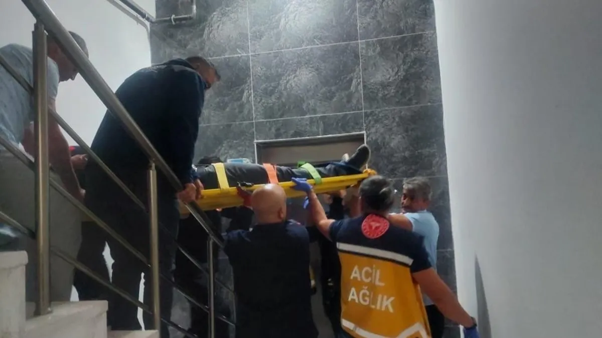 Karaman’da bir kat aşağıya düşen asansördeki şahıs yaralandı