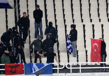 Yunan taraftarlar Türk bayrağı yaktı