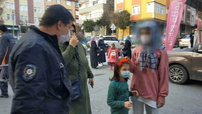 İstanbul’da 15 yaşındaki genç kızı boğazına bıçak dayayıp kaçırmaya çalıştı - 1