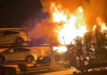 Tuzla'da TIR'la taşınan 6 elektrikli araç küle döndü
