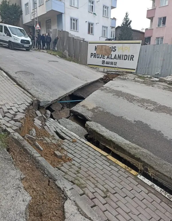 istanbul-pendikte-yolda-cokme-olustu-2-apartman-tahliye-edildi-1677183365865.jpg İstanbul Pendik’te yolda çökme oluştu: 2 apartman tahliye edildi - 2