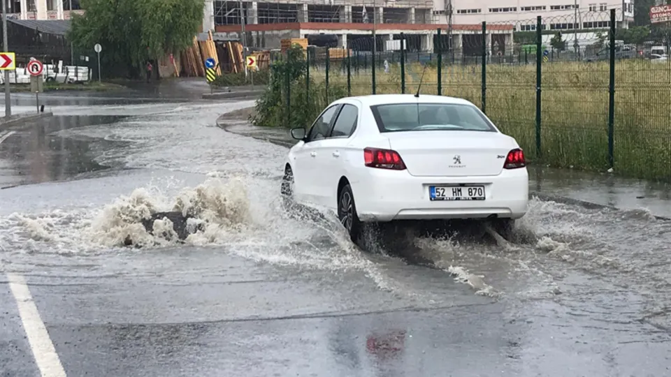 Görüntüler İstanbul'dan! Arnavutköy'de 15 dakikalık yağmur sokakları göle çevirdi