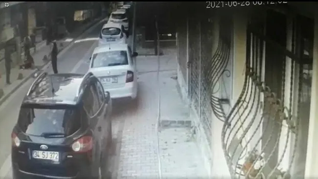 istanbulda-dehset-anlari-eski-esini-defalarca-bicaklayip-olmesi-icin-basinda-bekledi-1624883323804.jpg İstanbul’da dehşet anları! Eski eşini defalarca bıçaklayıp ölmesi için başında bekledi