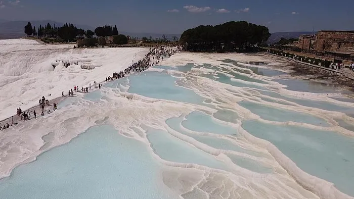 pamukkaleye-ziyaretci-akini-50-bini-asti-1712841069934.jpeg Pamukkale'ye ziyaretçi akını! 50 bini aştı - 1