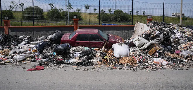 Hindistan değil İzmir! Araba çöplerin içinde kayboldu! Yıllardır çözülemeyen sorun...
