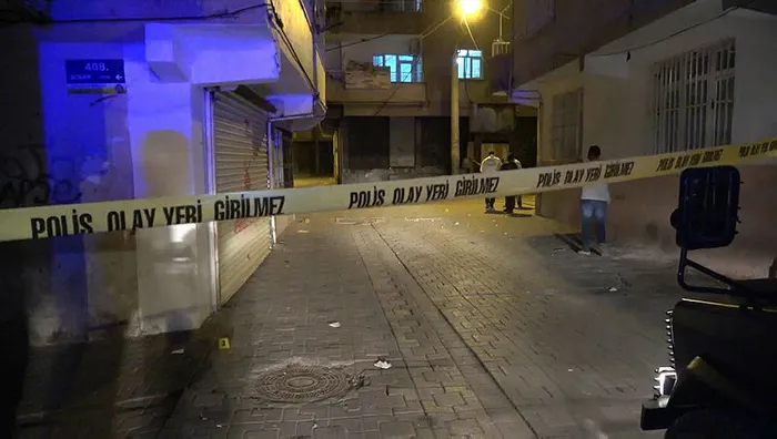 Diyarbakır'da polisler çatışmanın ortasında kaldı - 2