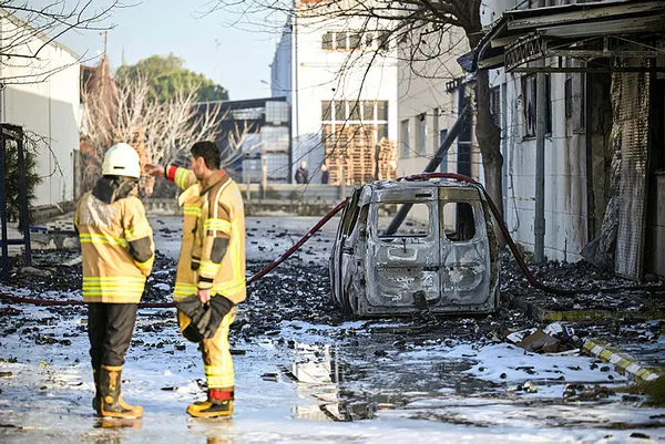 İzmir'de feci yangın! Kozmetik ürün deposu alev aldı: 1 işçi hayatını kaybetti - 2