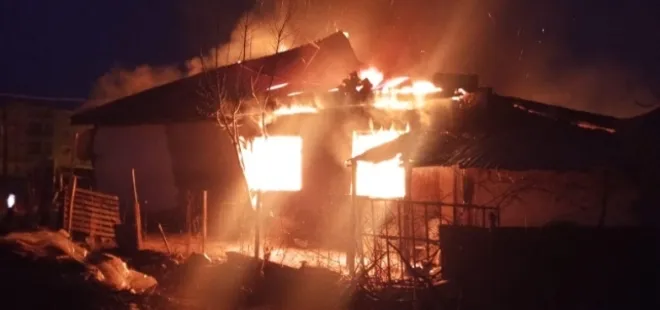 Adana'da ahşap ev tamamen yandı