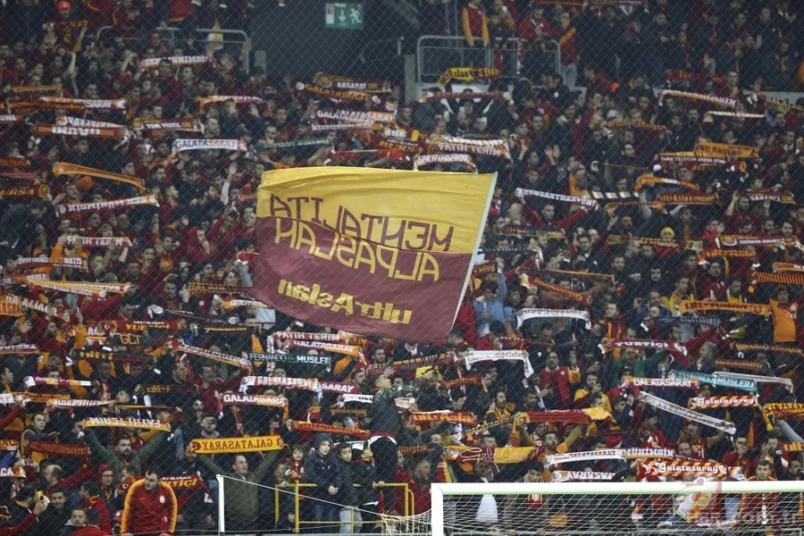 Galatasaray taraftarlarından anlamlı pankartlar 13
